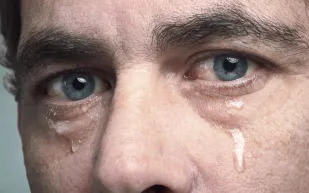 دموع الرجال أكثر تصديقًا: هل البكاء أصبح سلاحًا اجتماعيًا؟