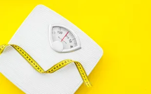 كيف يؤثر بناء العضلات في دهون الجسم وسكر الدم؟ دراسة توضح