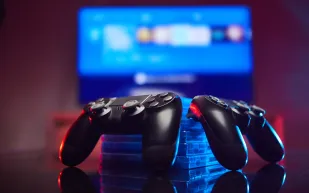 من بيليه إلى هاميلتون.. كيف بدأت رحلة الرياضيين في ألعاب الفيديو؟