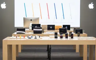 أبل تقاضي جون بروسّر بعد "أضخم تسريب" لنظام iOS 26