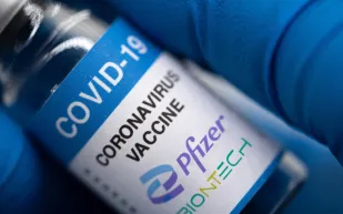 هل يؤثر لقاح فايزر على قرنية العين؟ العلماء يحققون