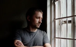 كل ما تحتاج إلى معرفته عن الاكتئاب المزدوج.. وكيف تتجاوزه لتعيش براحة نفسية؟