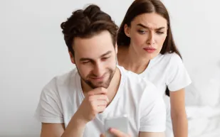 لماذا يخون بعض الرجال زوجاتهم مع نساء أكبر سنًا؟ الإجابة ليست كما تعتقد