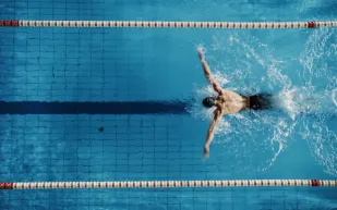 تمارين مائية تُنعش صحتك: أقل ألمًا.. وأكثر فاعلية!