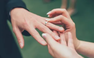 أردني يثير جدلاً واسعاً بزواجه بعد يوم واحد من وفاة زوجته