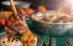 دراسة: مشاهدة الآخرين أثناء الأكل تثير شهيتك وتزيد من الإفراط في الطعام