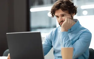 لماذا ترتفع البطالة بين الخريجين الرجال أكثر من النساء؟
