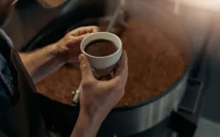 هل تشرب القهوة مع دوائك؟.. 5 حالات تُعرضك للخطر دون أن تدري