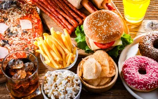 دراسة تكشف: لماذا ننجذب إلى الطعام عالي السعرات في أوقات الأزمات الاقتصادية