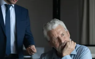 فجوات الصحة النفسية في العمل.. كبار السن والنساء في مرمى الإهمال