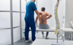 أمل جديد لآلام الظهر.. علماء يكتشفون السبب الخفي للمرض