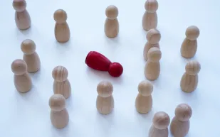 كيف تفضح الكذبة في لحظتها؟ تقنية نفسية تكشفها من أول رد