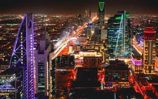 رؤية 2030 تُعزز التصنيف الائتماني للمملكة وتدفع الاقتصاد غير النفطي