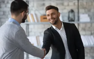 هل تؤثر الجاذبية في قرارات التوظيف أكثر من الجمال؟ دراسة تكشف