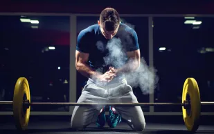 هل يمكنك بناء عضلات قوية بتمرينين فقط؟ العلم يُجيب