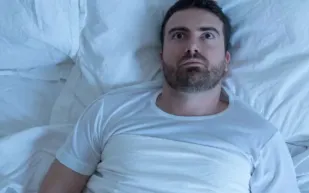 كيف يمنحك المشي واليوغا نومًا هنيئًا بعيدًا عن الأرق والأدوية؟