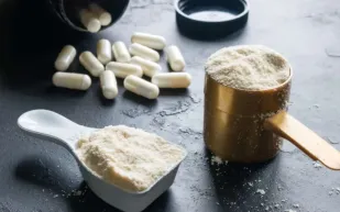 هل نحتاج فعلاً إلى مساحيق البروتين لبناء عضلات قوية؟.. دراسة تكشف مفاجأة 