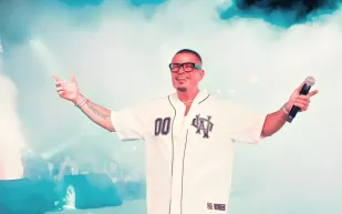 عمرو دياب يتألق بإطلالة كاجوال وإكسسوارات فاخرة في الساحل الشمالي