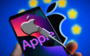 تيم كوك يتحدث عن مستقبل Apple.. فهل تقتحم سوق الأجهزة القابلة للطي؟