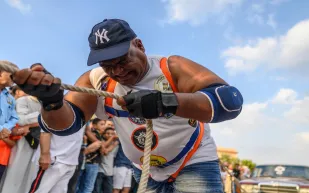 إنجاز جديد في طريقه إلى غينيس.. مصارع مصري يسحب 20 سيارة بجسده (فيديو) 