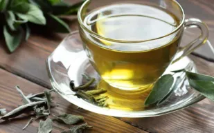 شرب الشاي الأخضر قبل النوم: ما الذي يفعله بجسمك.. هل هو صديق صحتك أم عدوها؟