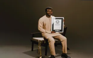 شاب نيجيري يحطم الرقم القياسي العالمي في عزف البوق لأكثر من 25 ساعة متواصلة