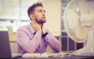 دراسة تحذّر: استخدام المروحة الكهربائية في الحر الشديد قد يزيد خطر النوبات القلبية