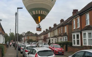 رجل ينقذ حيًا سكنيًا من اصطدام منطاد هواء ساخن (فيديو)