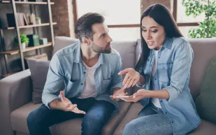 دراسة تكشف اختلاف معالجة الرجال والنساء للأخطاء السابقة