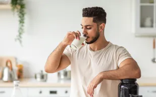 دراسة تكشف: الحليب كامل الدسم يزيد خطر الوفاة بأمراض القلب