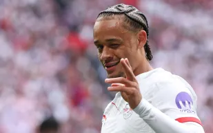 نجم المستقبل في مرمى الكبار... سيتي وتشيلسي يتنافسان على سيمونز