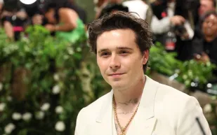 بروكلين بيكهام ونيكولا بيلتز يجددان وعودهما في حفل صغير بعيدًا عن الأضواء (صور) 