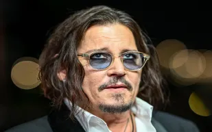 هل يعود جوني ديب لشخصية جاك سبارو في فيلم قراصنة الكاريبي 6؟ (فيديو)