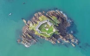 من جزيرة مهجورة إلى قصر فاخر: مايك كونر يبيع منزل الأحلام