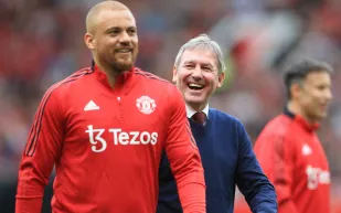 نجم مانشستر يونايتد السابق يكشف سر تفوق رونالدو وميسي