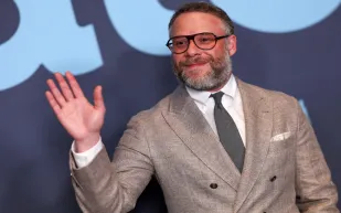 روجن في نيويورك.. البدلة المزدوجة المريحة التي حطمت قواعد الموضة