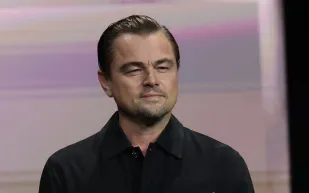 ليوناردو دي كابريو  يخضع للتوقيف والتفتيش من الشرطة الإسبانية في الشارع (فيديو)