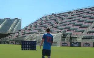 The Messi Experience.. عرض فني تفاعلي عن مسيرة ميسي في مدينة شيكاغو  (فيديو)