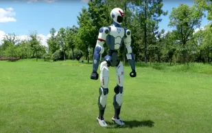 روبوت Unitree R1 يفتح الباب لعصر الروبوتات في المنازل والمعامل