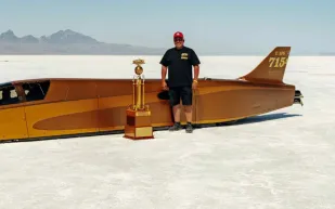 في محاولة تحطيم رقم قياسي.. سائق سباقات أمريكي يفقد حياته في حادث (فيديو)