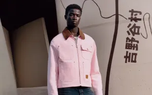 اللون الزهريّ في عالم الرجال: لماذا أصبح رمزًا جديدًا للثقة والقوة؟