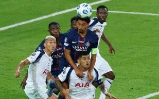 باريس سان جيرمان يتوج بالسوبر الأوروبي بعد ريمونتادا مثيرة ضد توتنهام (فيديو) 