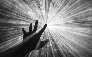 دراسة توضح التشابه بين تجارب الاقتراب من الموت والمخدرات