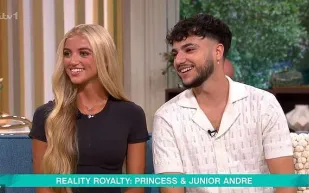 ماذا تعلم أبناء بيتر أندريه وكايتي برايس من حياة النجومية؟ (فيديو)