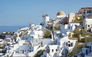 مشاهد مرعبة في جزيرة يونانية بعد انفجار كتل صخرية في البحر (فيديو)