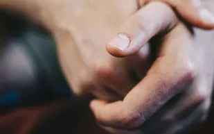 دراسات حديثة تكشف الرابط بين تغيرات الأظافر والمشاكل القلبية الخطيرة