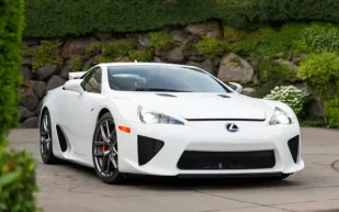 عرض نادر لـسيارة Lexus LFA 2012 في مزاد بسعر غير مسبوق