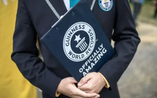 بين الطرافة والدهشة.. أغرب أرقام موسوعة غينيس العالمية خلال 70 عامًا (فيديو) 