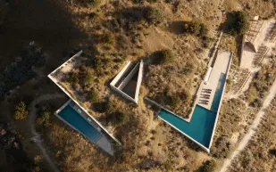 منزل على تلة ساحلية ينسجم مع الطبيعة ويوفر إطلالات بانورامية ساحرة (صور)