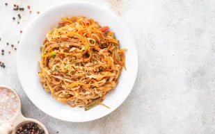 خبراء يكشفون حقيقة مخاطر تناول النودلز يوميًا ويقدمون نصائح مهمة